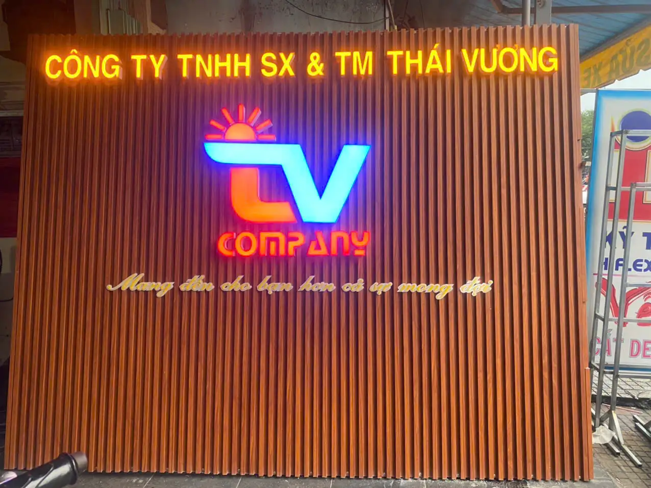 Thi công vách ngăn lam sóng chữ nổi đèn LED